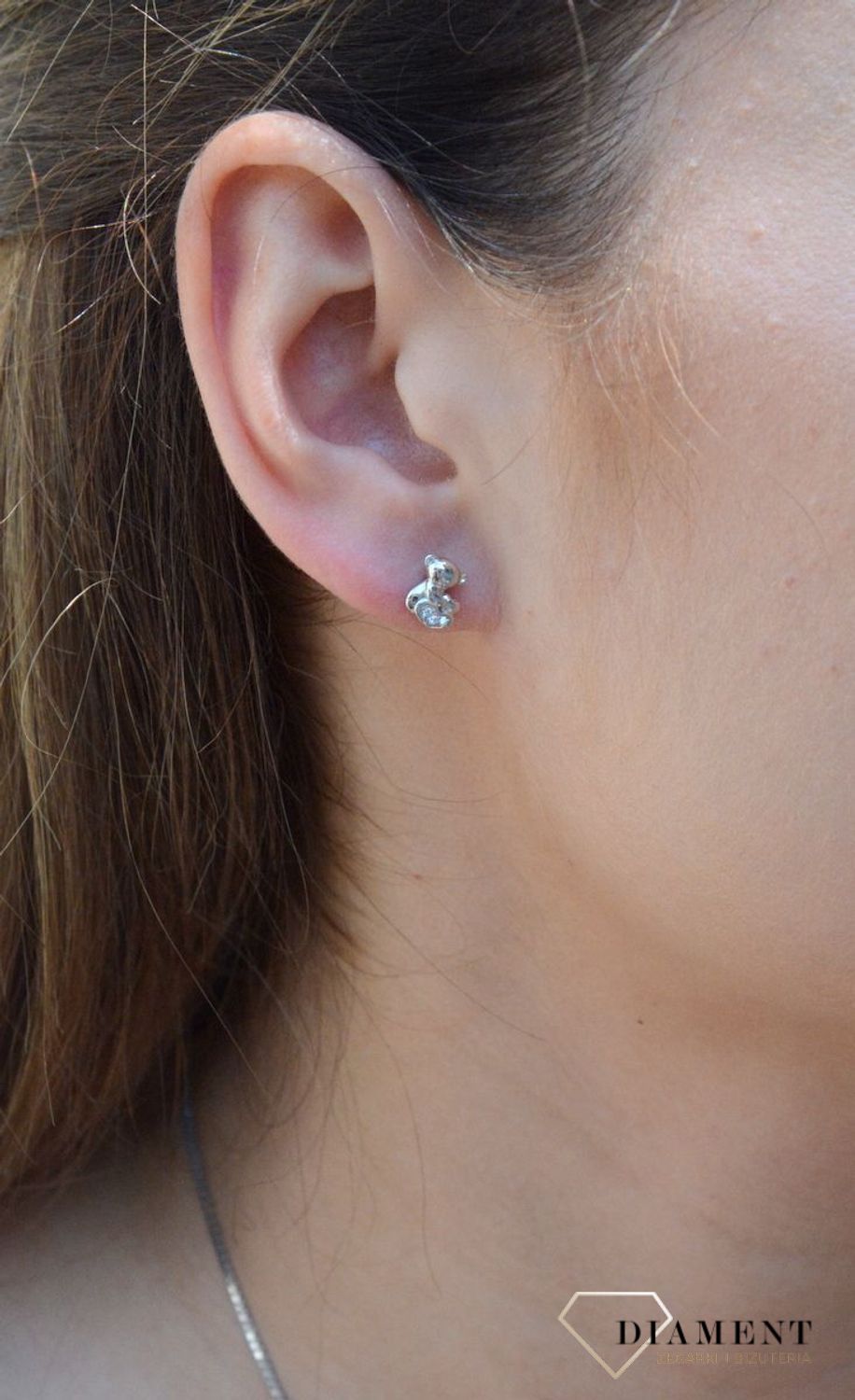 Kolczyki misie z serduszkiem DIA-KLC-6342-925. Srebrne kolczyki misie próby 925. Kolczyki w kształcie misia trzymającego serduszko w cyrkonie. Zapięcie na sztyft klasyczne idealnie nada się dla dzieci.jpg