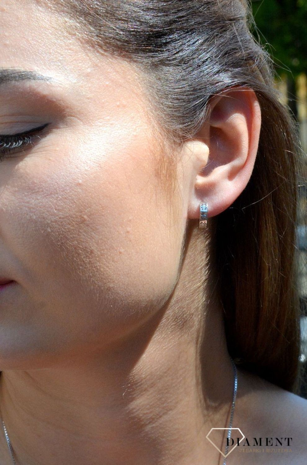 Kolczyki koła srebrne 925 DIA-KLC-6343-925 Kolczyki srebrne ozdobione delikatnym wzorkiem. Takie kolczyki idealnie komponują się z blaskiem srebra. Kolczyki wykonane zostały z najwyższej jakości srebra próby 925..jpg