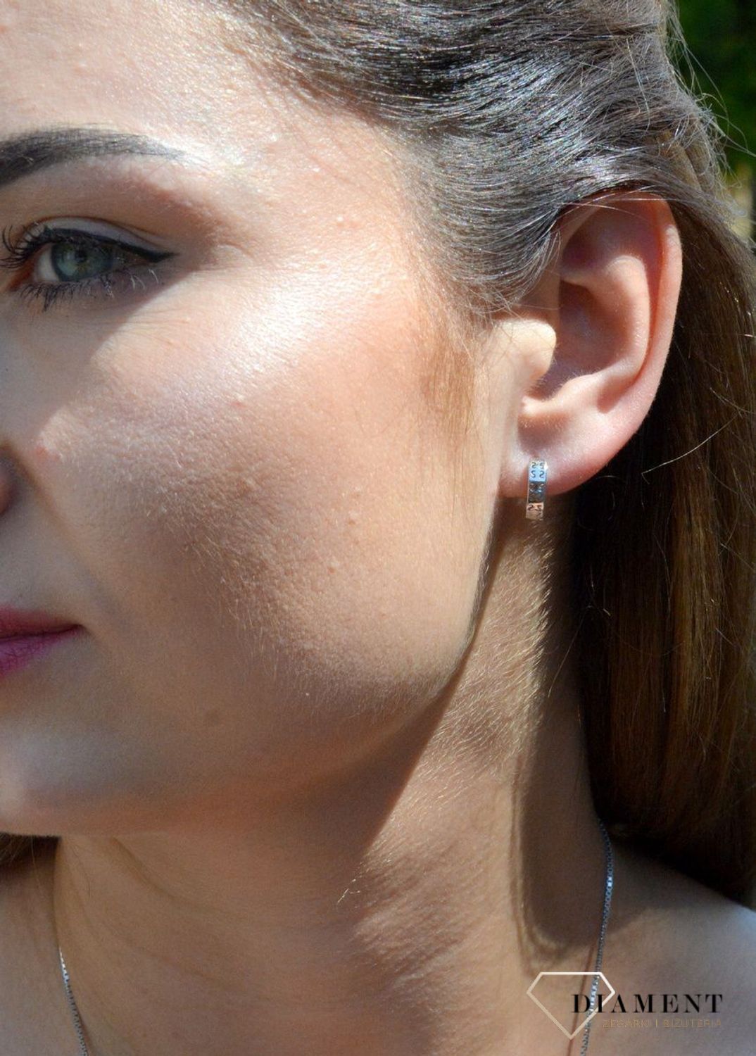 Kolczyki koła srebrne 925 DIA-KLC-6343-925 Kolczyki srebrne ozdobione delikatnym wzorkiem. Takie kolczyki idealnie komponują się z blaskiem srebra. Kolczyki wykonane zostały z najwyższej jakości srebra próby 925..jpg