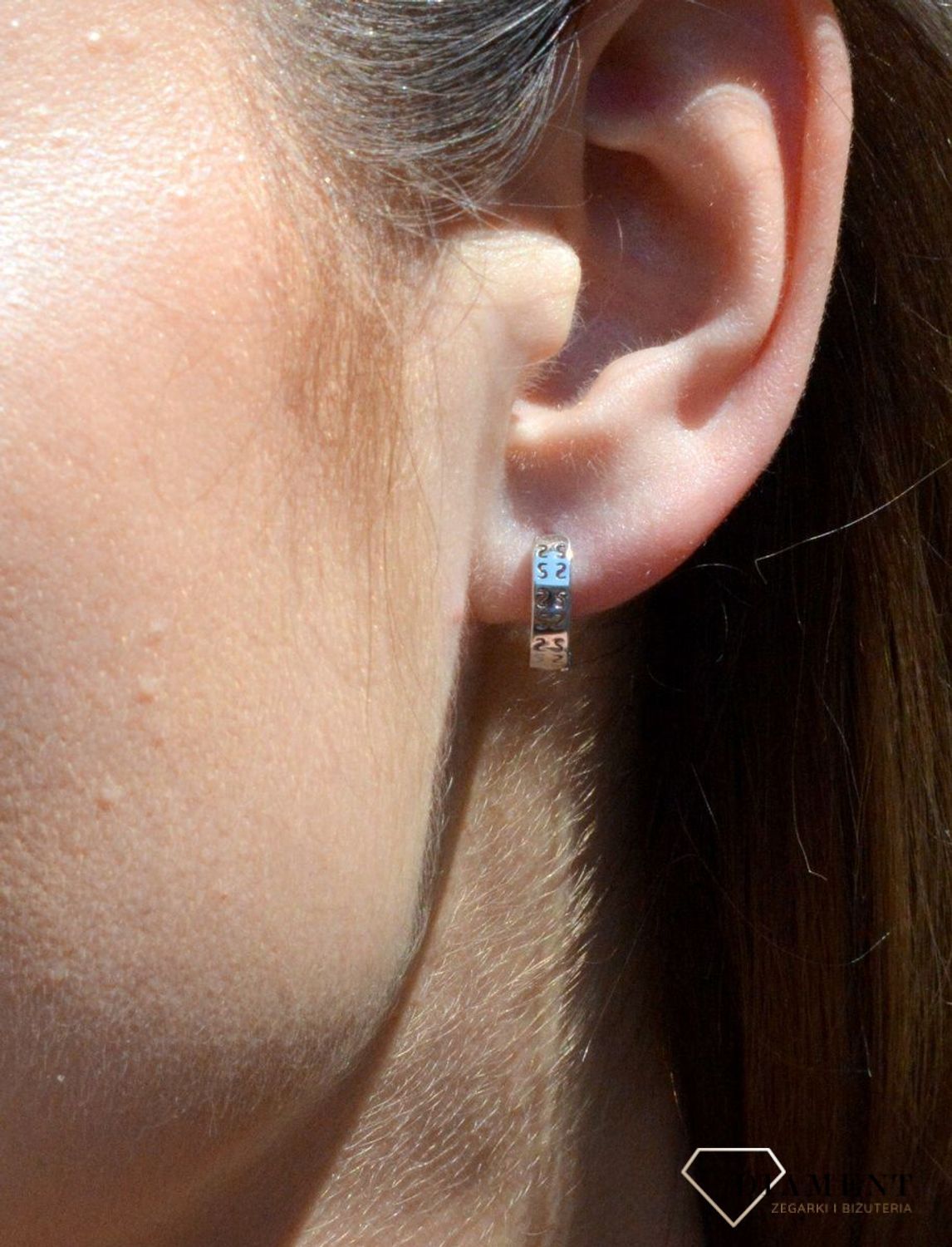 Kolczyki koła srebrne 925 DIA-KLC-6343-925 Kolczyki srebrne ozdobione delikatnym wzorkiem. Takie kolczyki idealnie komponują się z blaskiem srebra. Kolczyki wykonane zostały z najwyższej jakości srebra próby 925..jpg