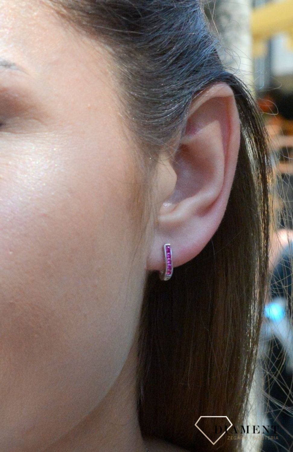 Srebrne kolczyki półokrągłe z różowymi cyrkoniami DIA-KLC-6346-925. Srebrne półokrągłe kolczyki z próby 925 zapinane na zapięcie angielskie z różowymi cyrkoniami. Delikatne półokrągłe kolczyki z różowymi cyrkoniami..jpg