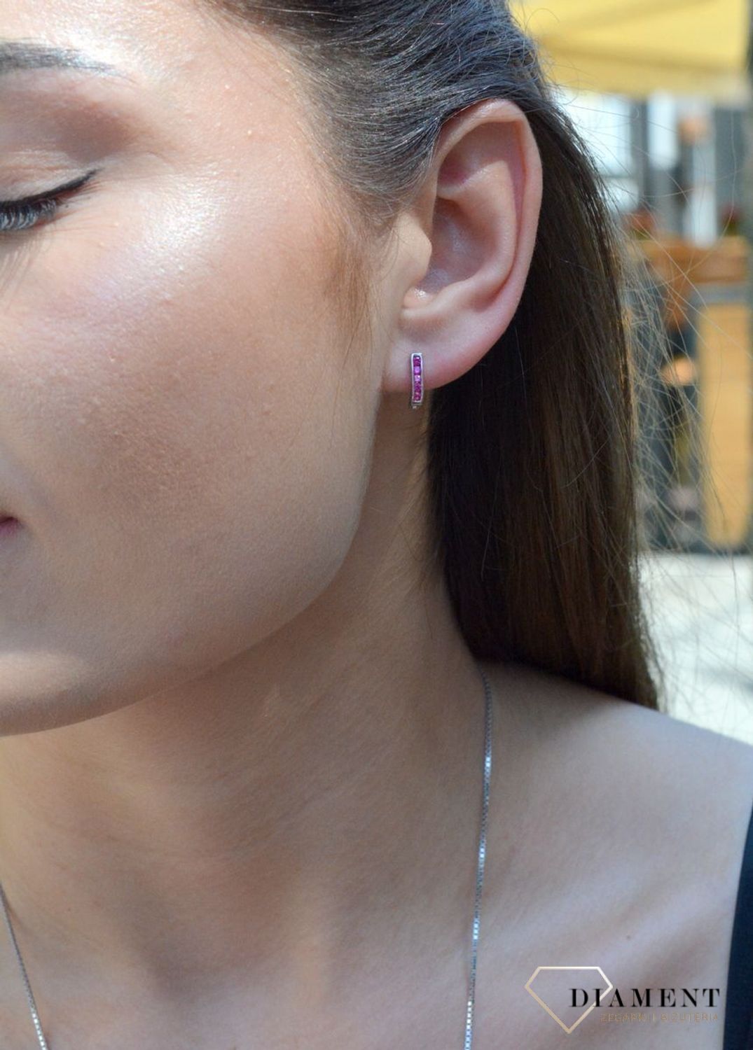 Srebrne kolczyki półokrągłe z różowymi cyrkoniami DIA-KLC-6346-925. Srebrne półokrągłe kolczyki z próby 925 zapinane na zapięcie angielskie z różowymi cyrkoniami. Delikatne półokrągłe kolczyki z różowymi cyrkoniami..jpg