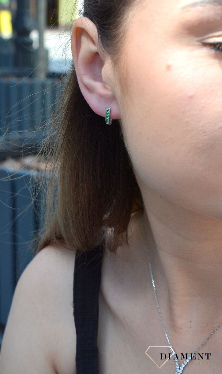 Kolczyki półokrągłe z zielonymi cyrkoniami. Srebrne półokrągłe kolczyki z próby 925 zapinane na zapięcie angielskie z zielonymi cyrkoniami. Delikatne półokrągłe kolczyki wykonane z najwyższej próby srebra z.jpg