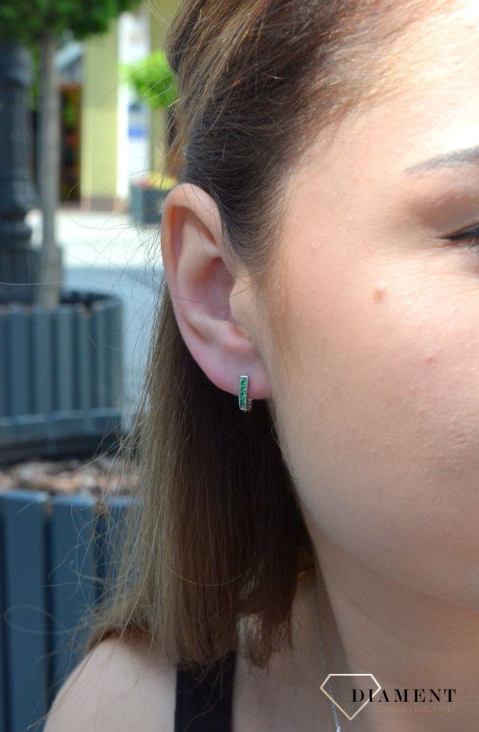 Kolczyki półokrągłe z zielonymi cyrkoniami. Srebrne półokrągłe kolczyki z próby 925 zapinane na zapięcie angielskie z zielonymi cyrkoniami. Delikatne półokrągłe kolczyki wykonane z najwyższej próby srebra z.jpg