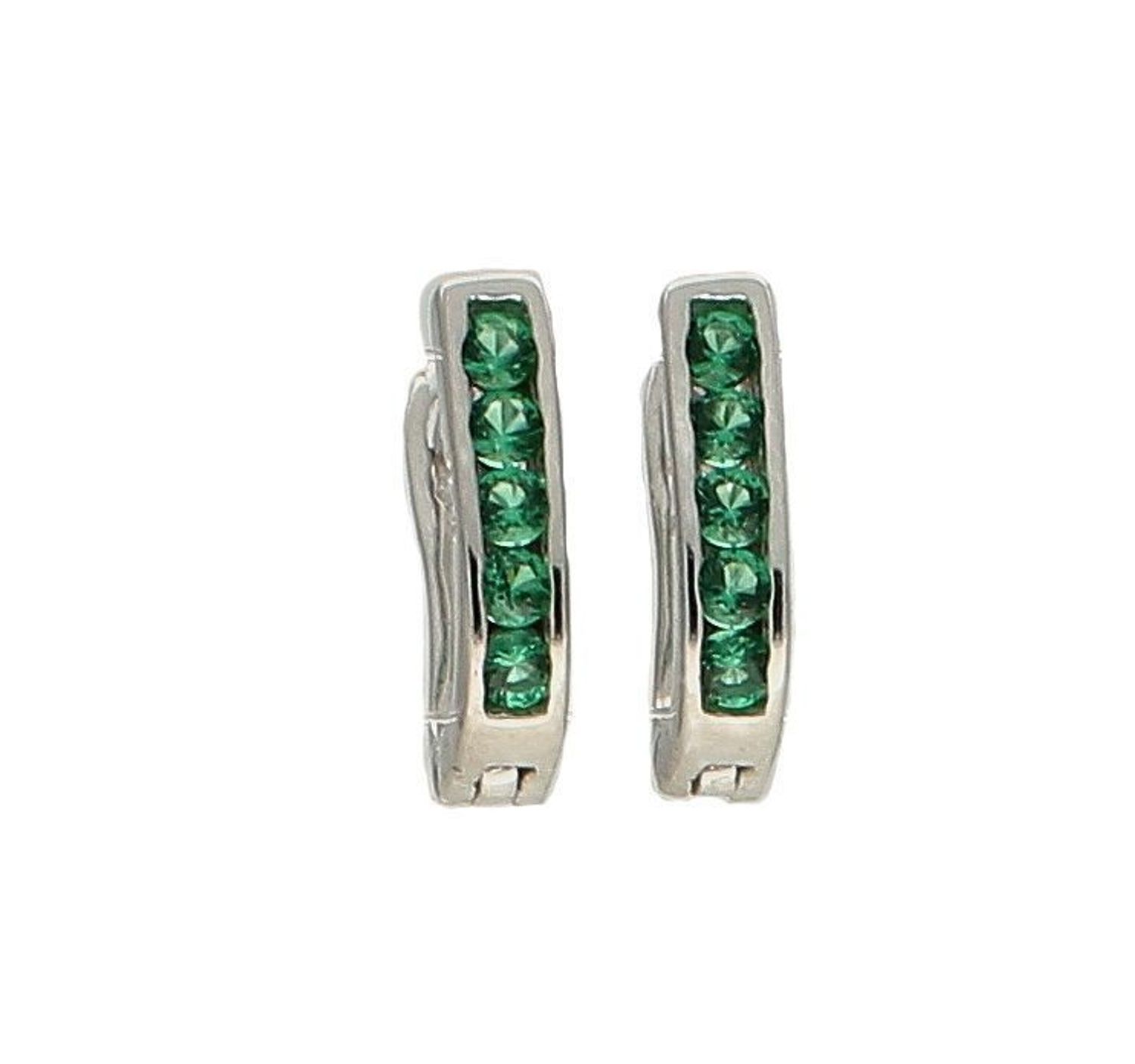 Kolczyki półokrągłe z zielonymi cyrkoniami. Srebrne półokrągłe kolczyki z próby 925 zapinane na zapięcie angielskie z zielonymi cyrkoniami. Delikatne półokrągłe kolczyki wykonane z najwyższej próby srebra z.jpg