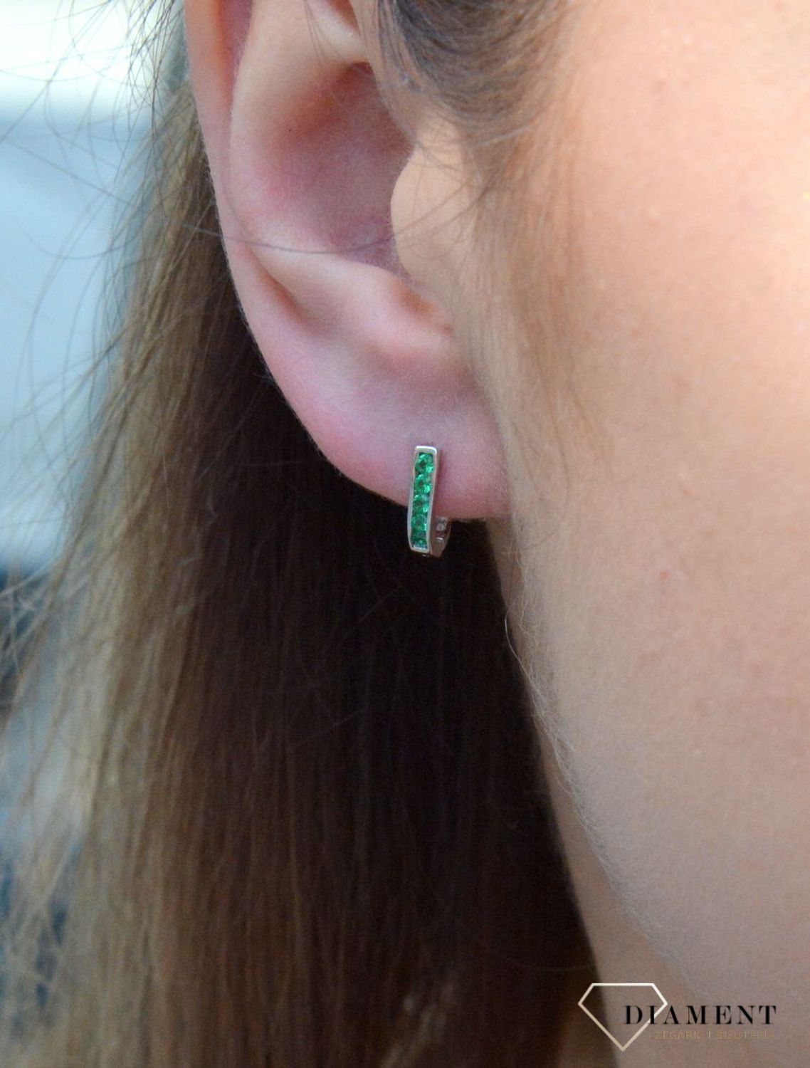 Kolczyki półokrągłe z zielonymi cyrkoniami. Srebrne półokrągłe kolczyki z próby 925 zapinane na zapięcie angielskie z zielonymi cyrkoniami. Delikatne półokrągłe kolczyki wykonane z najwyższej próby srebra z.jpg