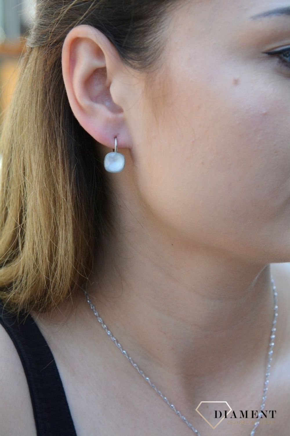 Kolczyki srebrne biały kryształek DIA-KLC-6353-925. Kolczyki srebrne kwadratowe. Kolczyki srebrne z kryształkiem. Kolczyki srebrne sbiałe. Kolczyki dla kobiety. Kolczyki i.jpg