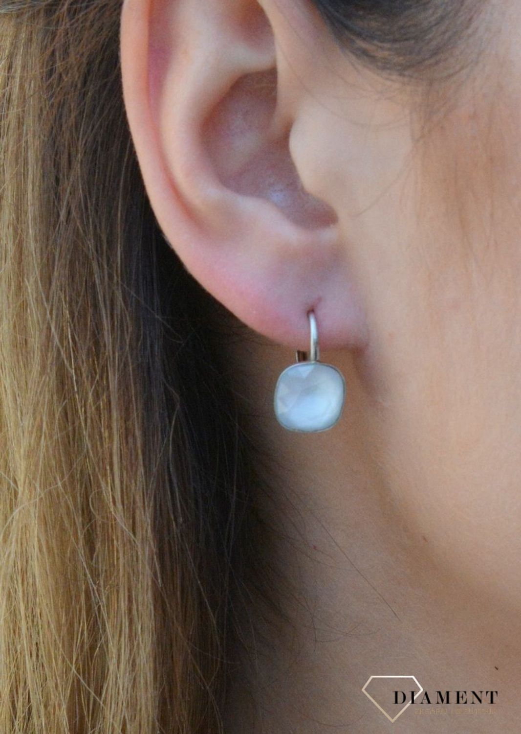 Kolczyki srebrne biały kryształek DIA-KLC-6353-925. Kolczyki srebrne kwadratowe. Kolczyki srebrne z kryształkiem. Kolczyki srebrne sbiałe. Kolczyki dla kobiety. Kolczyki i.jpg