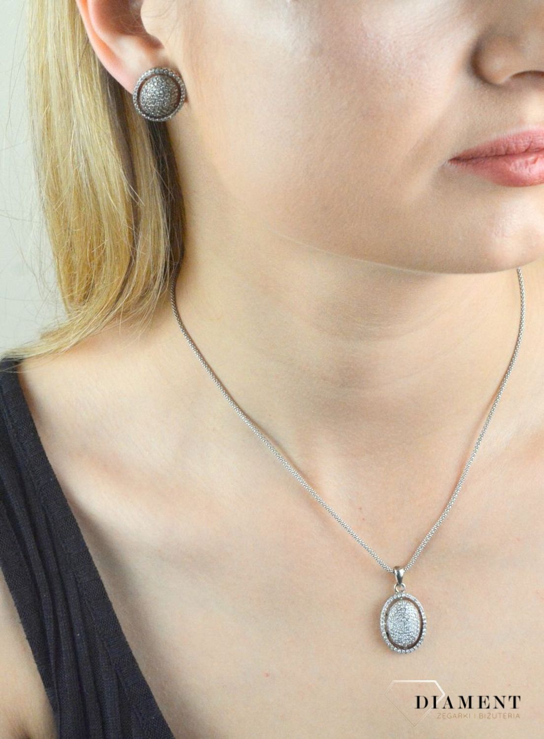 Kolczyki srebrne owalne z drobnymi cyrkoniami DIA-KLC-6356-925. Srebrne kolczyki owalne. Srebrne kolczyki na sztyft. Srebrne kolczyki z cyrkoniami. Srebrne kolczyki dla.jpg