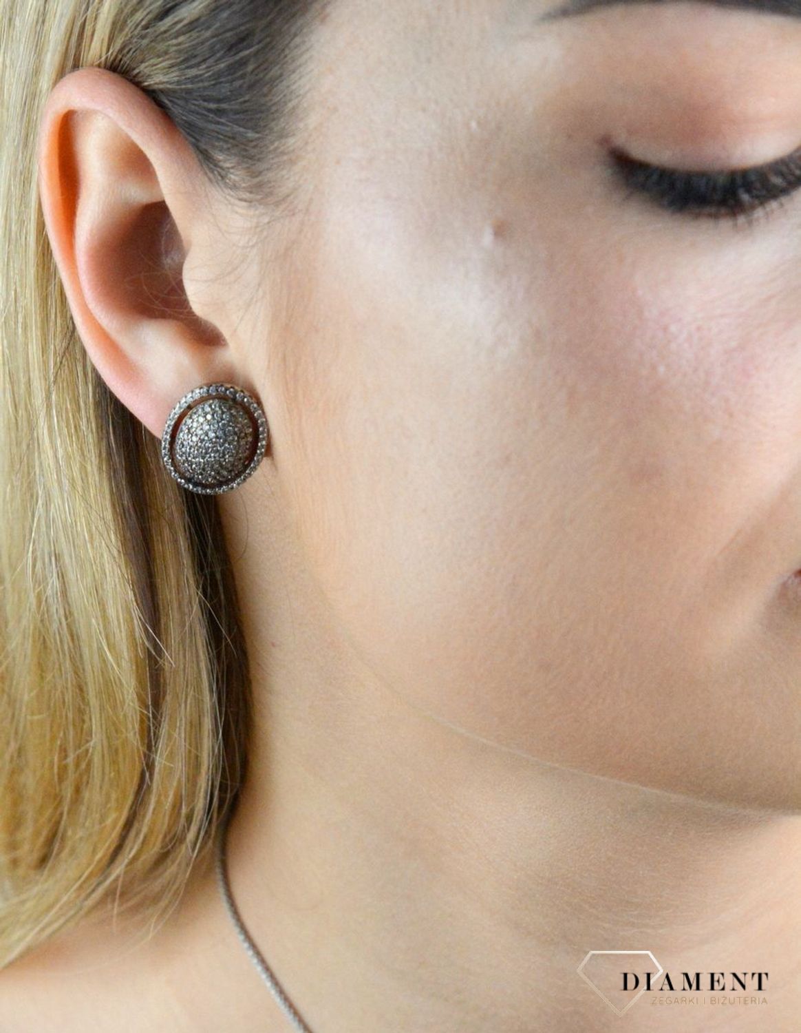 Kolczyki srebrne owalne z drobnymi cyrkoniami DIA-KLC-6356-925. Srebrne kolczyki owalne. Srebrne kolczyki na sztyft. Srebrne kolczyki z cyrkoniami. Srebrne kolczyki dla.jpg
