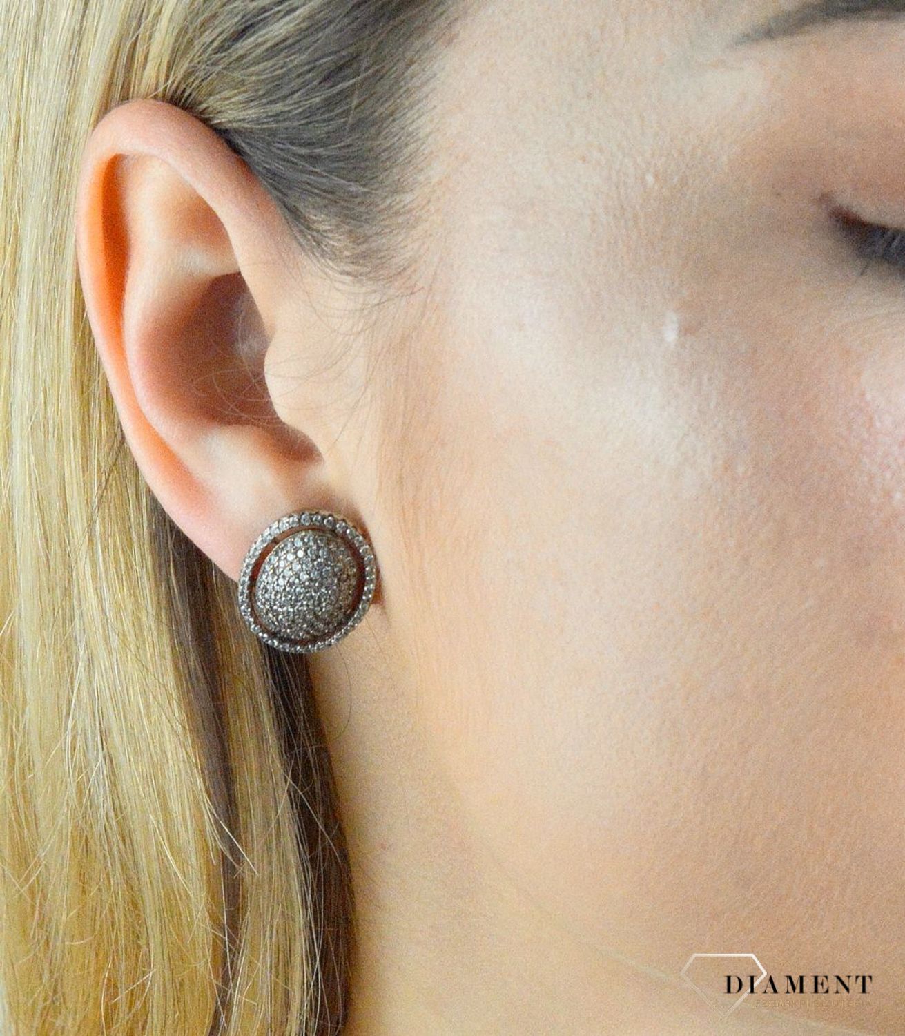 Kolczyki srebrne owalne z drobnymi cyrkoniami DIA-KLC-6356-925. Srebrne kolczyki owalne. Srebrne kolczyki na sztyft. Srebrne kolczyki z cyrkoniami. Srebrne kolczyki dla.jpg