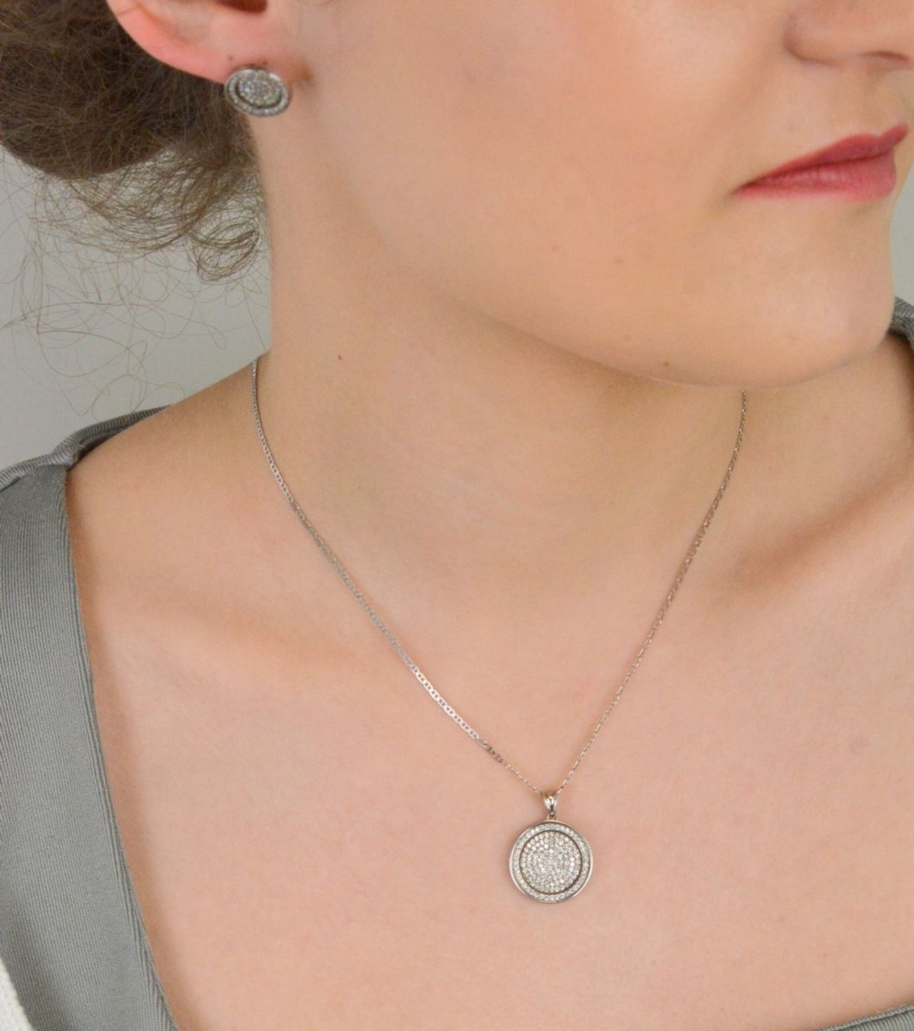 Kolczyki srebrne okrągłe w cyrkonie próba 925, DIA-KLC-6363-925 Eleganckie kolczyki wykonane z srebra próby 925, zdobione okrągłymi cyrkoniami, które subtelnie błyszczą w świetle.1.jpg