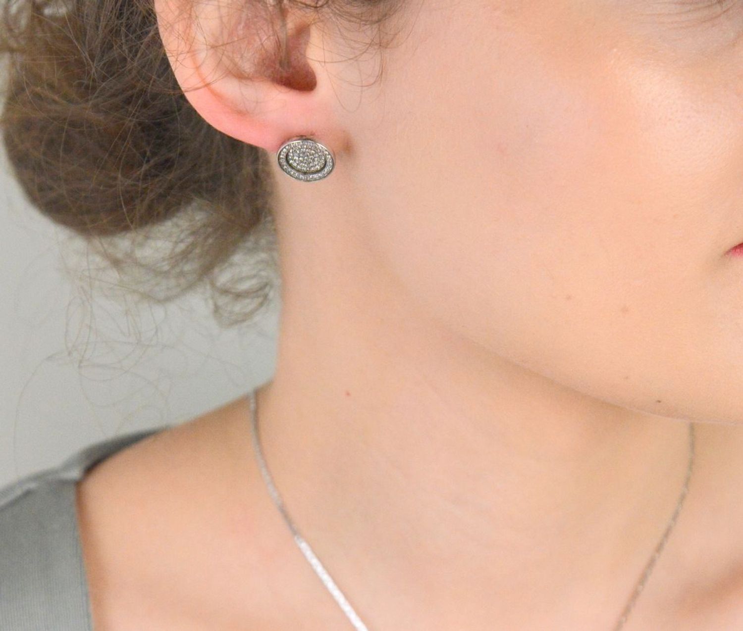 Kolczyki srebrne okrągłe w cyrkonie próba 925, DIA-KLC-6363-925 Eleganckie kolczyki wykonane z srebra próby 925, zdobione okrągłymi cyrkoniami, które subtelnie błyszczą w świetle.1.jpg