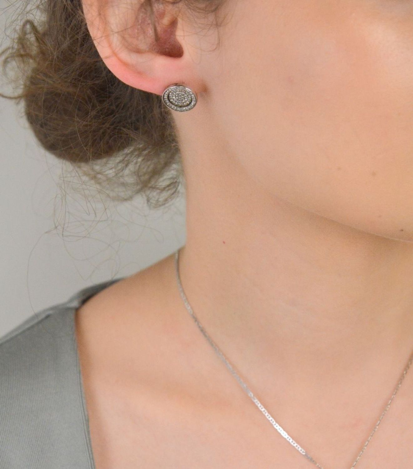 Kolczyki srebrne okrągłe w cyrkonie próba 925, DIA-KLC-6363-925 Eleganckie kolczyki wykonane z srebra próby 925, zdobione okrągłymi cyrkoniami, które subtelnie błyszczą w świetle.1.jpg