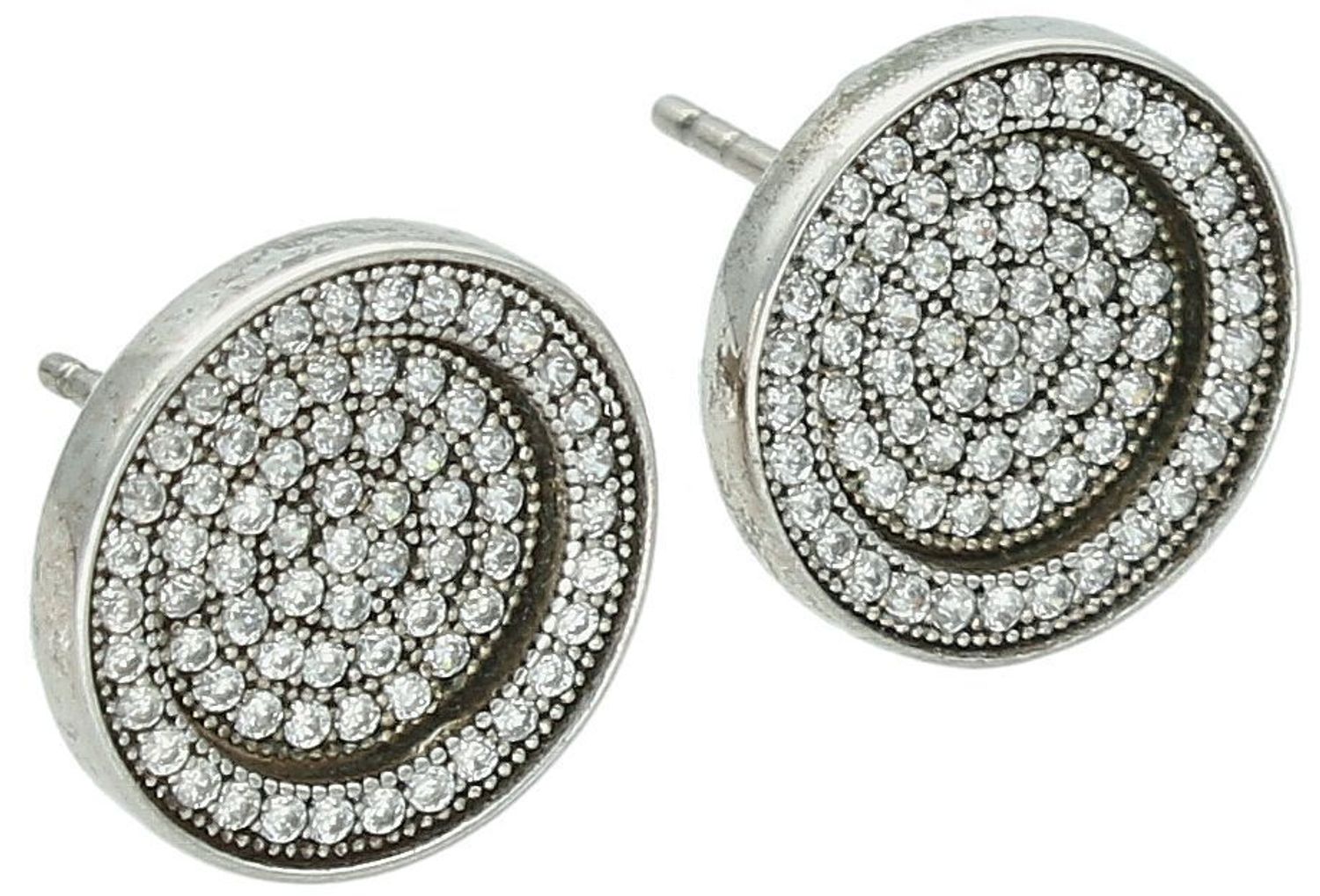 Kolczyki srebrne okrągłe w cyrkonie próba 925, DIA-KLC-6363-925 Eleganckie kolczyki wykonane z srebra próby 925, zdobione okrągłymi cyrkoniami, które subtelnie błyszczą w świetle.1.jpg