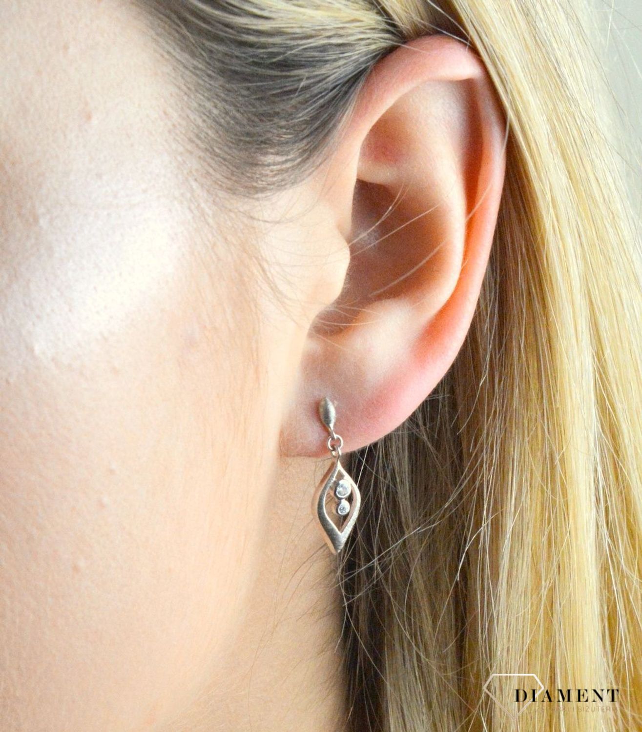 Kolczyki srebrne z cyrkoniami DIA-KLC-6365-925. Srebrne kolczyki wiszące. Srebrne kolczyki na sztyft. Srebrne kolczyki z cyrkoniami. Srebrn.jpg