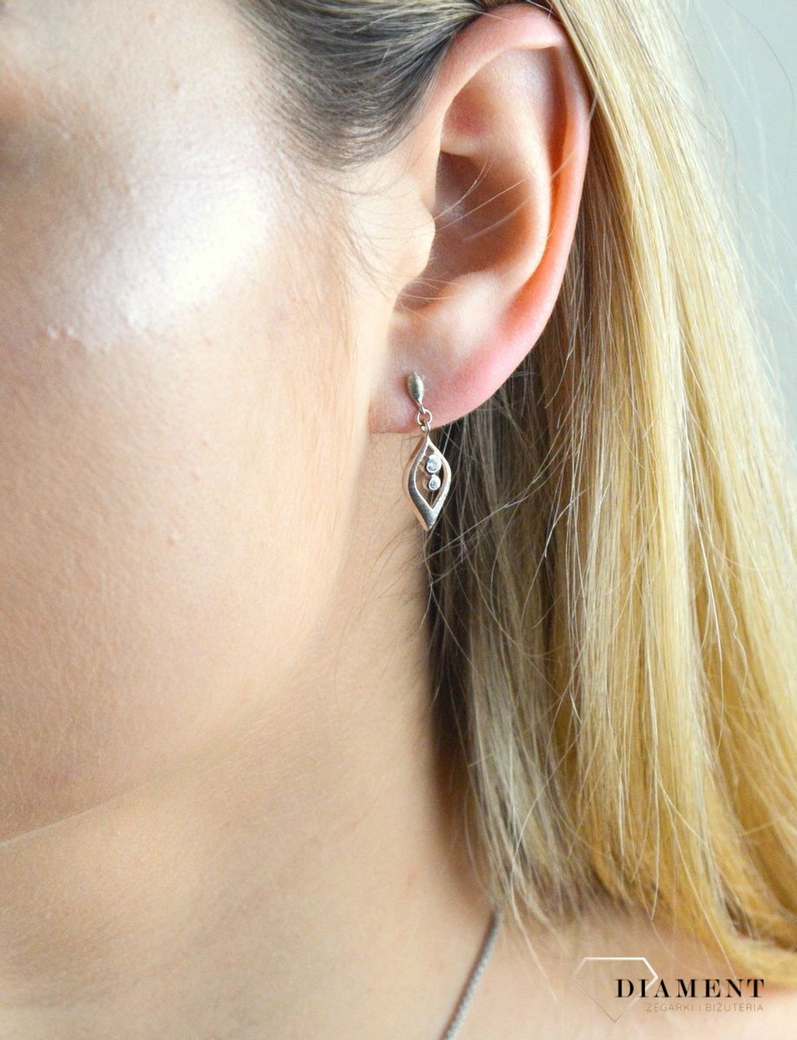 Kolczyki srebrne z cyrkoniami DIA-KLC-6365-925. Srebrne kolczyki wiszące. Srebrne kolczyki na sztyft. Srebrne kolczyki z cyrkoniami. Srebrn.jpg