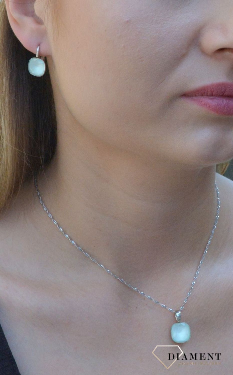 Kolczyki srebrne seledynowy kryształek DIA-KLC-6366-925. Kolczyki srebrne kwadratowe. Kolczyki srebrne z kryształkiem. Kolczyki srebrne seledynowe.jpg