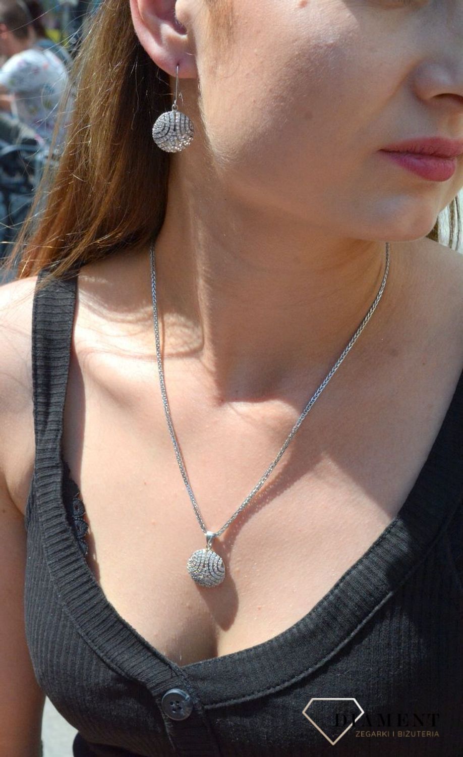 Kolczyki srebrne okrągłe wysadzone cyrkoniami DIA-KLC-6367-925.  Srebrne kolczyki wiszące. Srebrne kolczyki na zapięcie bigiel. Srebrne kolczyki z cyrkoniami. Srebrne kolczyki.jpg