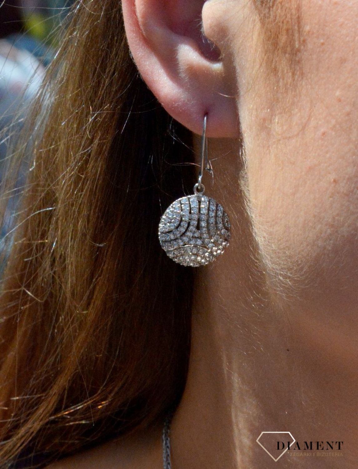 Kolczyki srebrne okrągłe wysadzone cyrkoniami DIA-KLC-6367-925.  Srebrne kolczyki wiszące. Srebrne kolczyki na zapięcie bigiel. Srebrne kolczyki z cyrkoniami. Srebrne kolczyki.jpg
