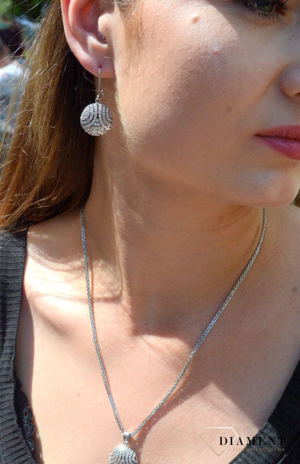 Kolczyki srebrne okrągłe wysadzone cyrkoniami DIA-KLC-6367-925.  Srebrne kolczyki wiszące. Srebrne kolczyki na zapięcie bigiel. Srebrne kolczyki z cyrkoniami. Srebrne kolczyki.jpg