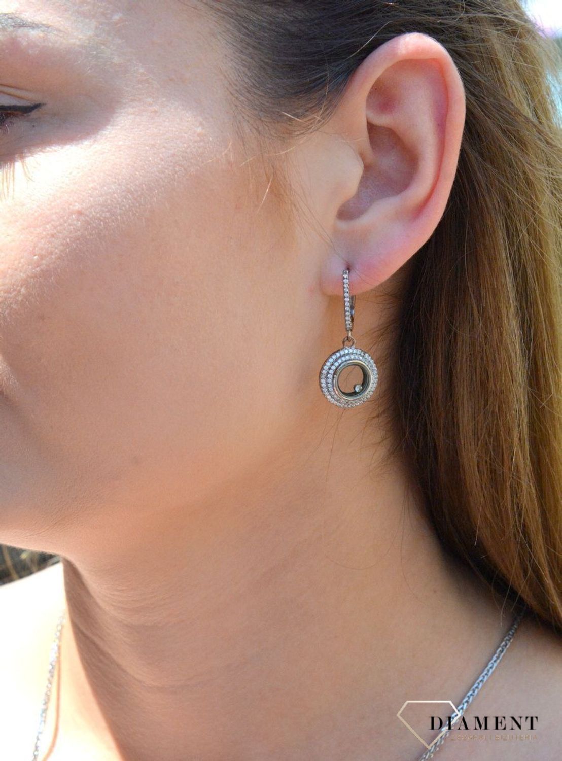 Kolczyki srebrne z cyrkoniami w kółeczku DIA-KLC-6369-925. Kolczyki srebrne wiszące. Kolczyki srebrne z cyrkoniami. Kolczyki kółeczka sr.jpg