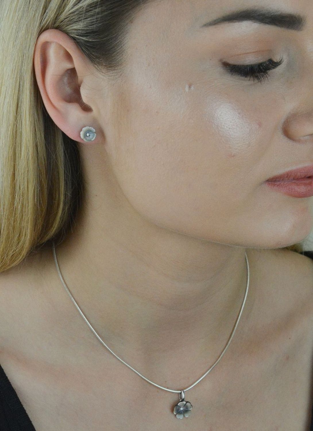 Kolczyki srebrne kwiatki z masą perłową DIA-KLC-6371-925. Kolczyki srebrne z masą perłową. Kolczyki srebrne kwiatki. Kolczyki srebrne z cyrkonią. kolczyki srebrne dla dziewczynki. Kolczyki dla kobiety. Kolczyk.jpg