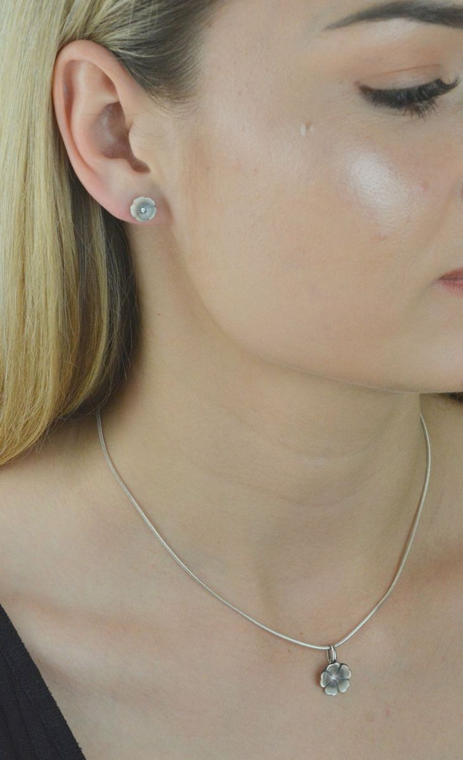 Kolczyki srebrne kwiatki z masą perłową DIA-KLC-6371-925. Kolczyki srebrne z masą perłową. Kolczyki srebrne kwiatki. Kolczyki srebrne z cyrkonią. kolczyki srebrne dla dziewczynki. Kolczyki dla kobiety. Kolczyk.jpg