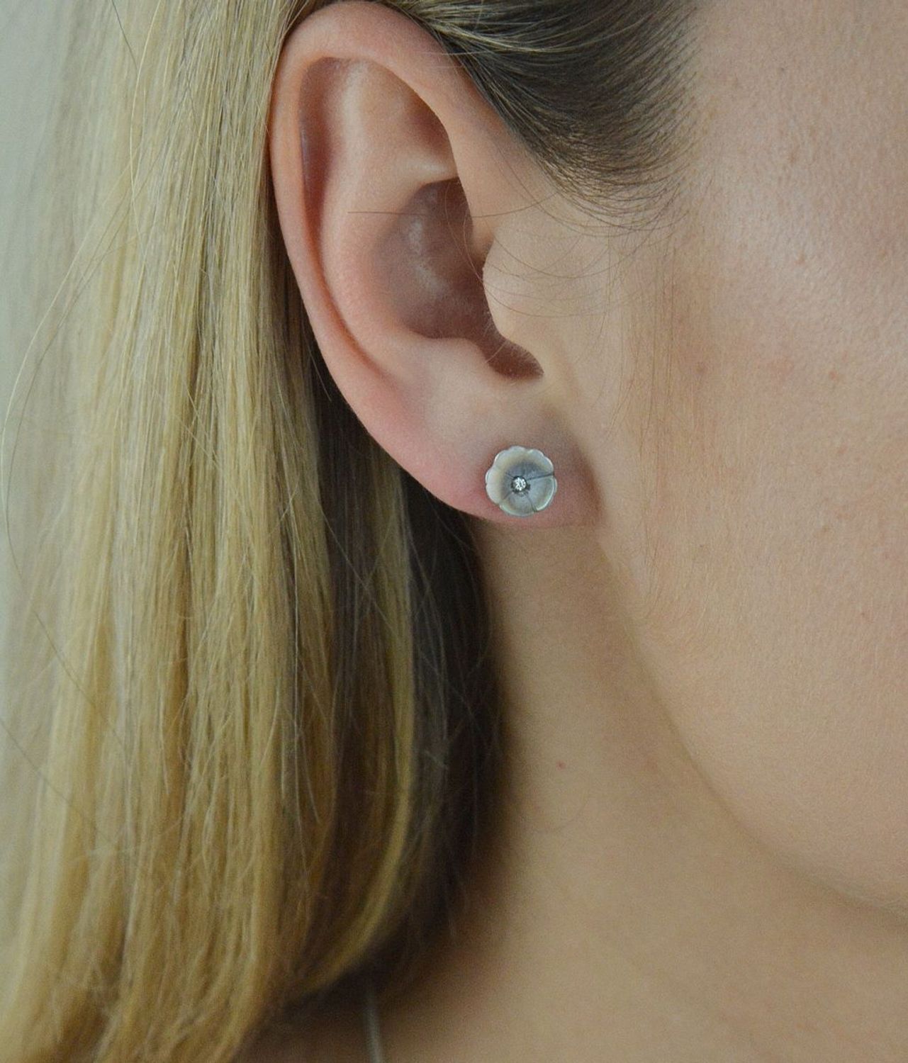 Kolczyki srebrne kwiatki z masą perłową DIA-KLC-6371-925. Kolczyki srebrne z masą perłową. Kolczyki srebrne kwiatki. Kolczyki srebrne z cyrkonią. kolczyki srebrne dla dziewczynki. Kolczyki dla kobiety. Kolczyk.jpg