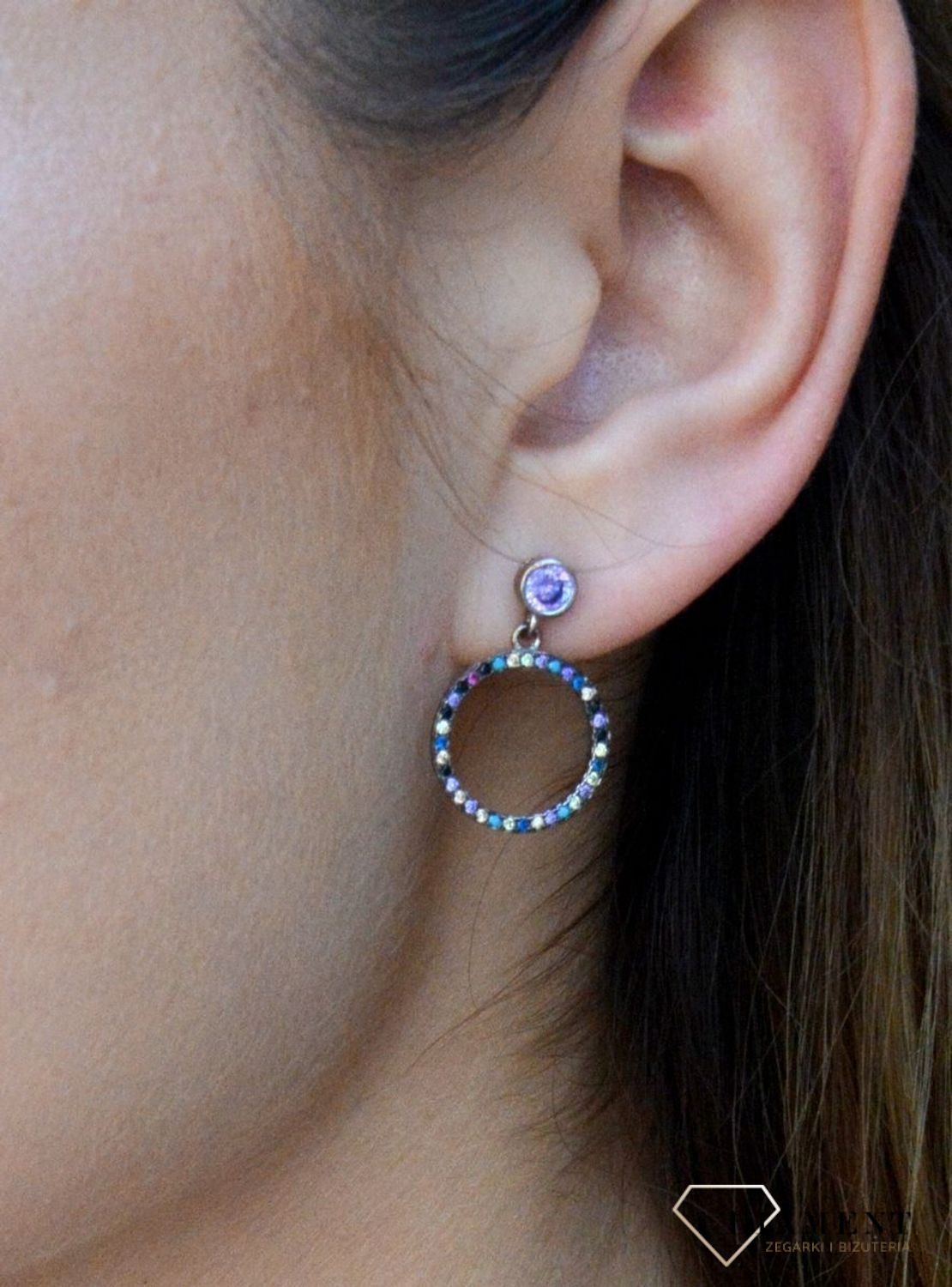 Kolczyki srebrne kolorowe cyrkonie kółeczka DIA-KLC-6372-925. Kolczyki srebrne z kolorowymi cyrkoniami. Kolczyki srebrne kółeczka. Kolczyki srebrne z cyrkonią. kolczyki srebrne dla dziewczynki.jpg
