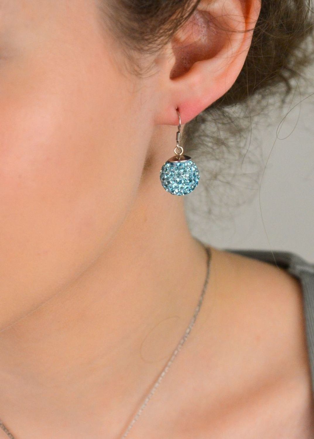 Kolczyki srebrne kulki w niebieskie cyrkonie próba 925, DIA-KLC-6373-925 Stylowe i wyraziste kolczyki w kształcie kulki, wykonane z wysokiej jakości srebra próby 925 i zdobione błyszczącymi 1.jpg