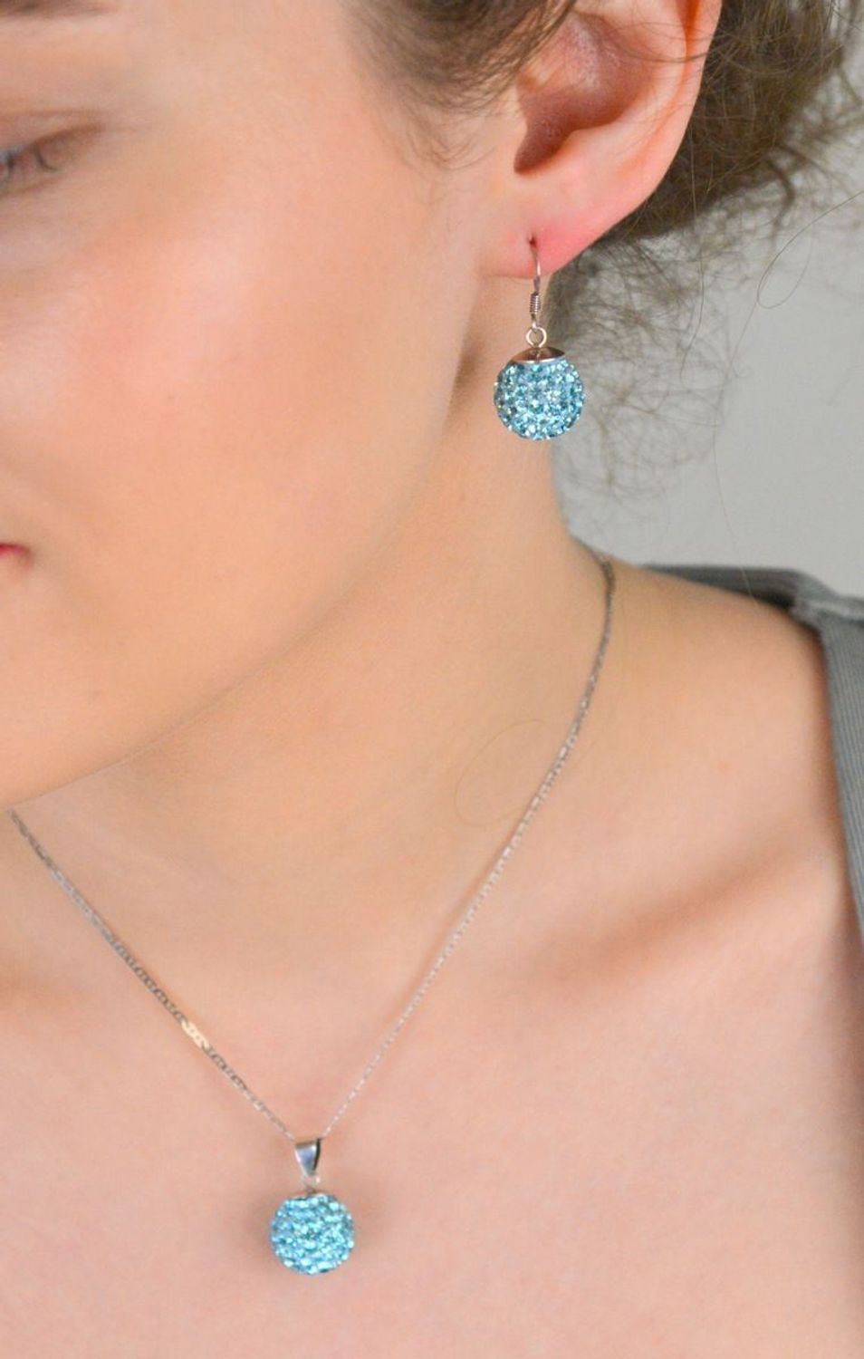 Kolczyki srebrne kulki w niebieskie cyrkonie próba 925, DIA-KLC-6373-925 Stylowe i wyraziste kolczyki w kształcie kulki, wykonane z wysokiej jakości srebra próby 925 i zdobione błyszczącymi 1.jpg