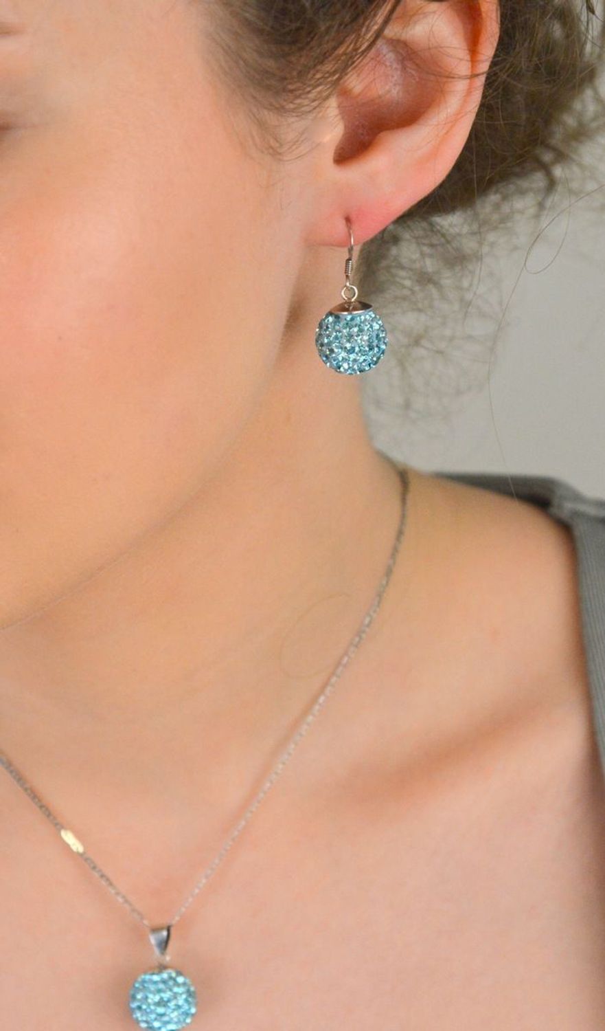 Kolczyki srebrne kulki w niebieskie cyrkonie próba 925, DIA-KLC-6373-925 Stylowe i wyraziste kolczyki w kształcie kulki, wykonane z wysokiej jakości srebra próby 925 i zdobione błyszczącymi 1.jpg