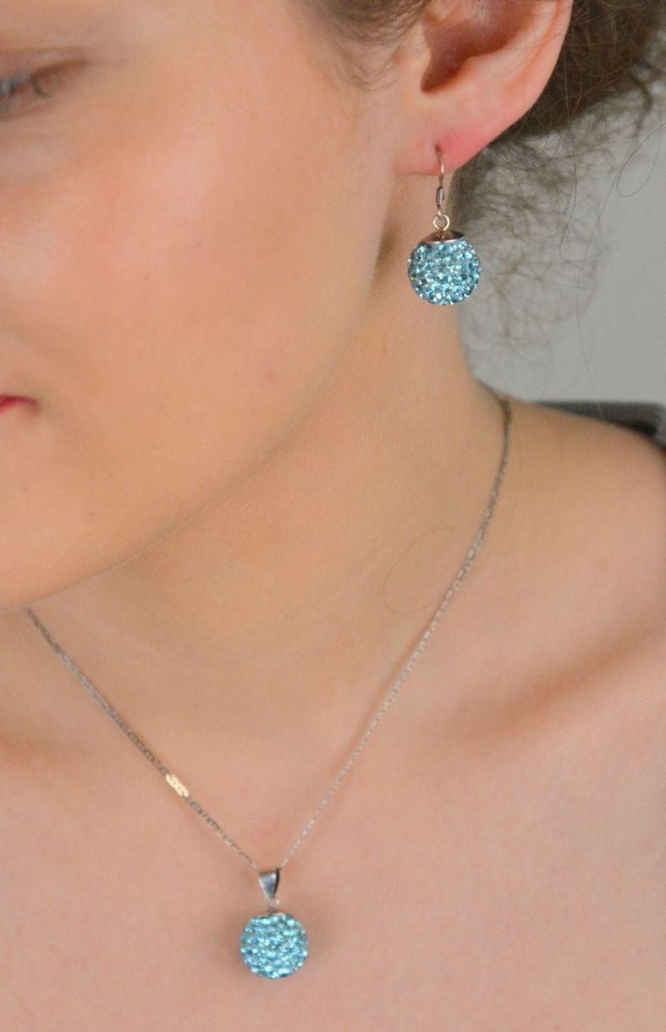 Kolczyki srebrne kulki w niebieskie cyrkonie próba 925, DIA-KLC-6373-925 Stylowe i wyraziste kolczyki w kształcie kulki, wykonane z wysokiej jakości srebra próby 925 i zdobione błyszczącymi 1.jpg