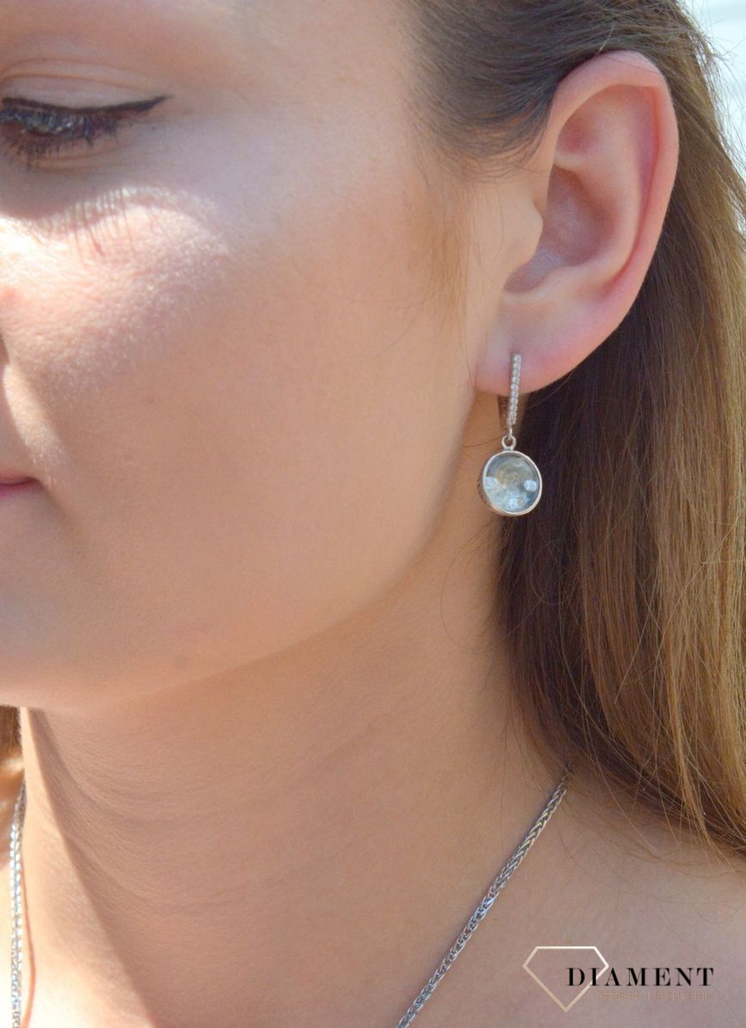 Kolczyki srebrne 'Cyrkonie w środku' DIA-KLC-6374-925. Srebrne kolczyki lira. Kolczyki srebrne z cyrkoniami. Srebrne kolczyki okrągłe. srebrne kolczyki z cyrkoniami w środku. Srebrne kolczyki z.jpg