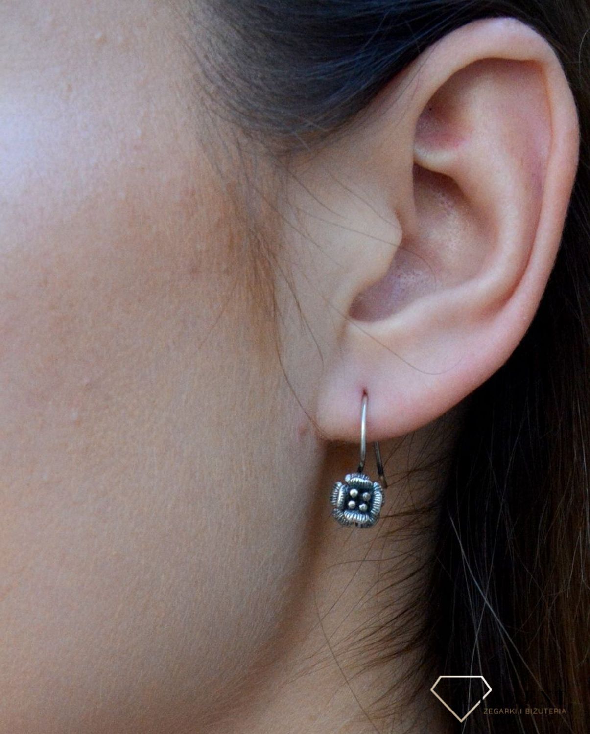 Kolczyki srebrne oksydowane kwiatki DIA-KLC-6376-925. Srebrne kolczyki oksydowane. Srebrne kolczyki na bigiel. Srebrne kolczyki kwiatki. Srebrne kolczyki dla ko.jpg