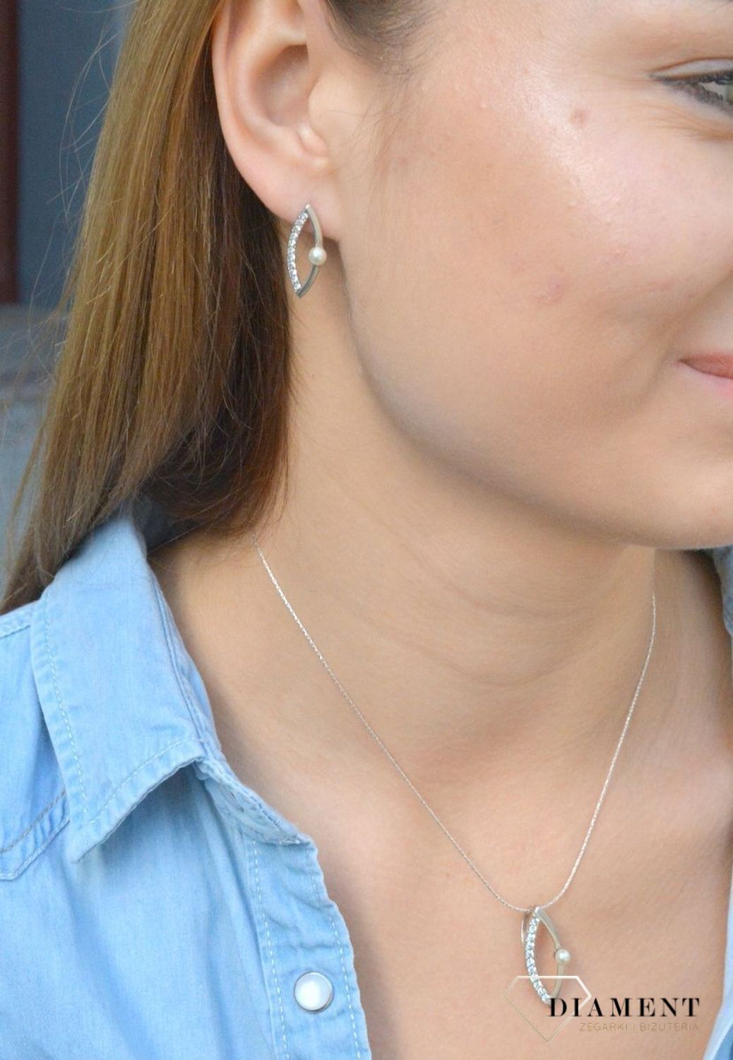 Srebrne kolczyki podłużne z cyrkoniami DIA-KLC-6378-925. Kolczyki srebrne wkrętki. Kolczyki srebrne z cyrkoniami. Kolczyki srebrne podłużne. Kolczyki srebrne na sztyft. Kolczyki srebrne.jpg