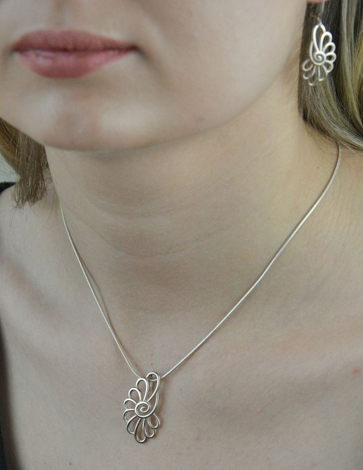 Kolczyki srebrne o wzorze kwiatka DIA-KLC-6381-925. Kolczyki srebrne wiszące. Kolczyki srebrne gładkie. Kolczyki srebrne kwiatki. Kolczyki srebrne na bigiel. Kolczyki srebrne dla każdej kobiety. Kolczyk.jpg