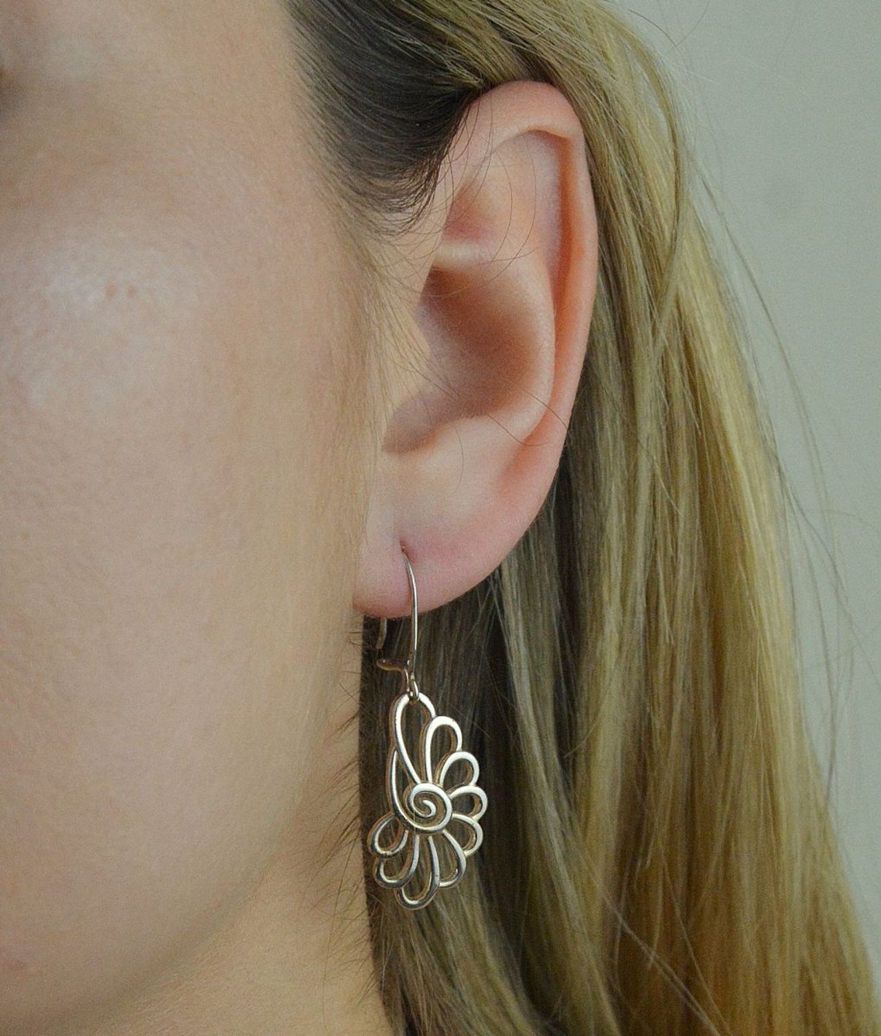 Kolczyki srebrne o wzorze kwiatka DIA-KLC-6381-925. Kolczyki srebrne wiszące. Kolczyki srebrne gładkie. Kolczyki srebrne kwiatki. Kolczyki srebrne na bigiel. Kolczyki srebrne dla każdej kobiety. Kolczyk.jpg