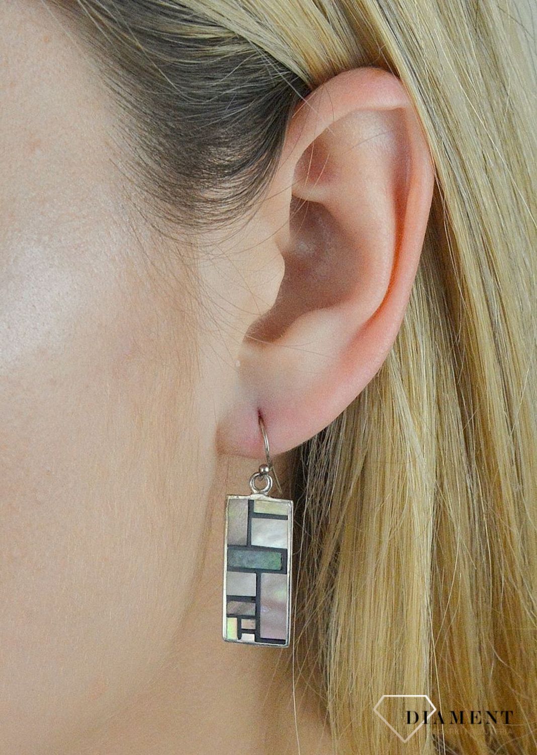 Kolczyki srebrne z kolorową masą perłową DIA-KLC-6384-925. Kolczyki blaszki. Kolczyki z kolorową masą perłową. Kolczyki srebrne z masą perłową. Kolczyki srebrne wiszące. Kolczyk.jpg