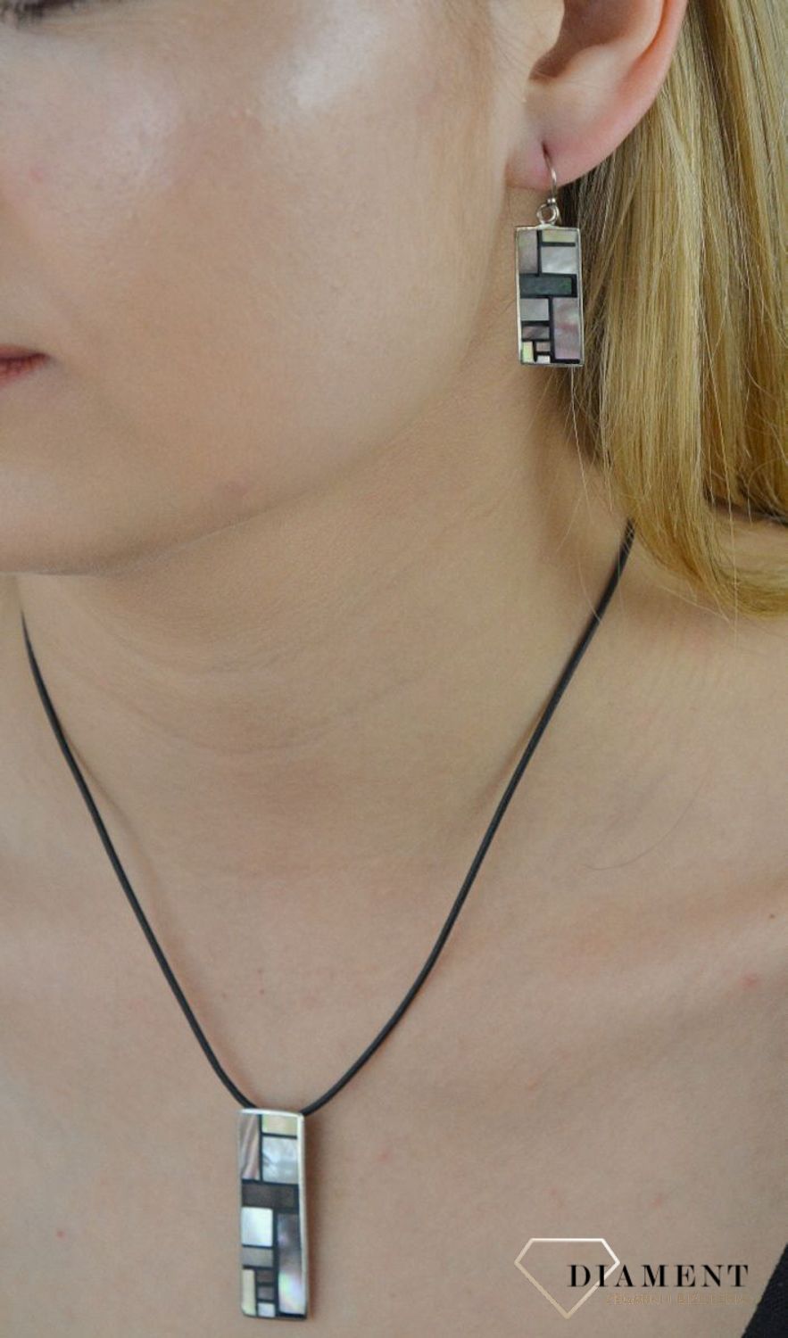 Kolczyki srebrne z kolorową masą perłową DIA-KLC-6384-925. Kolczyki blaszki. Kolczyki z kolorową masą perłową. Kolczyki srebrne z masą perłową. Kolczyki srebrne wiszące. Kolczyk.jpg