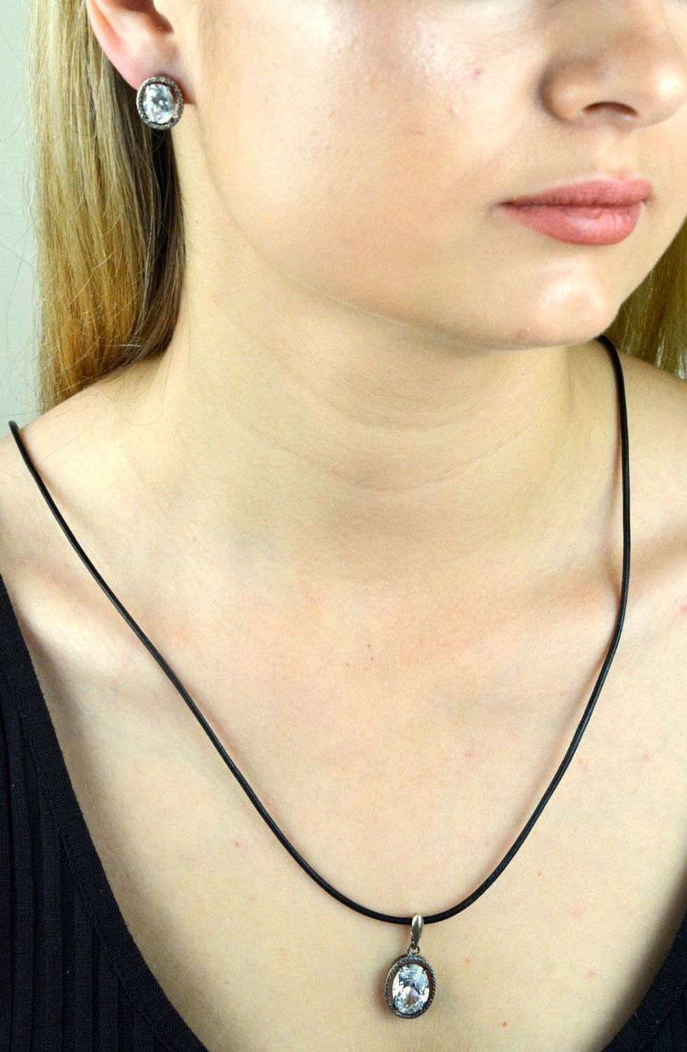 Srebrne kolczyki z duża cyrkonią DIA-KLC-6385-925. Kolczyki srebrne wkrętki. Kolczyki srebrne z dużą cyrkonią. Kolczyki srebrne owalne. Kolczyki srebrne na sztyft. Kolczyki sre.jpg