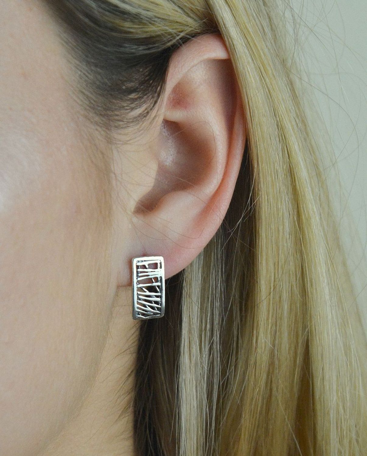 Kolczyki srebrne ażurowy wzór wkrętki DIA-KLC-6387-925. Kolczyki srebrne wkrętki. Kolczyki srebrne ażurowe. Kolczyki srebrne podłużne. Kolczyki srebrne na sztyft. Kolczyki s.jpg