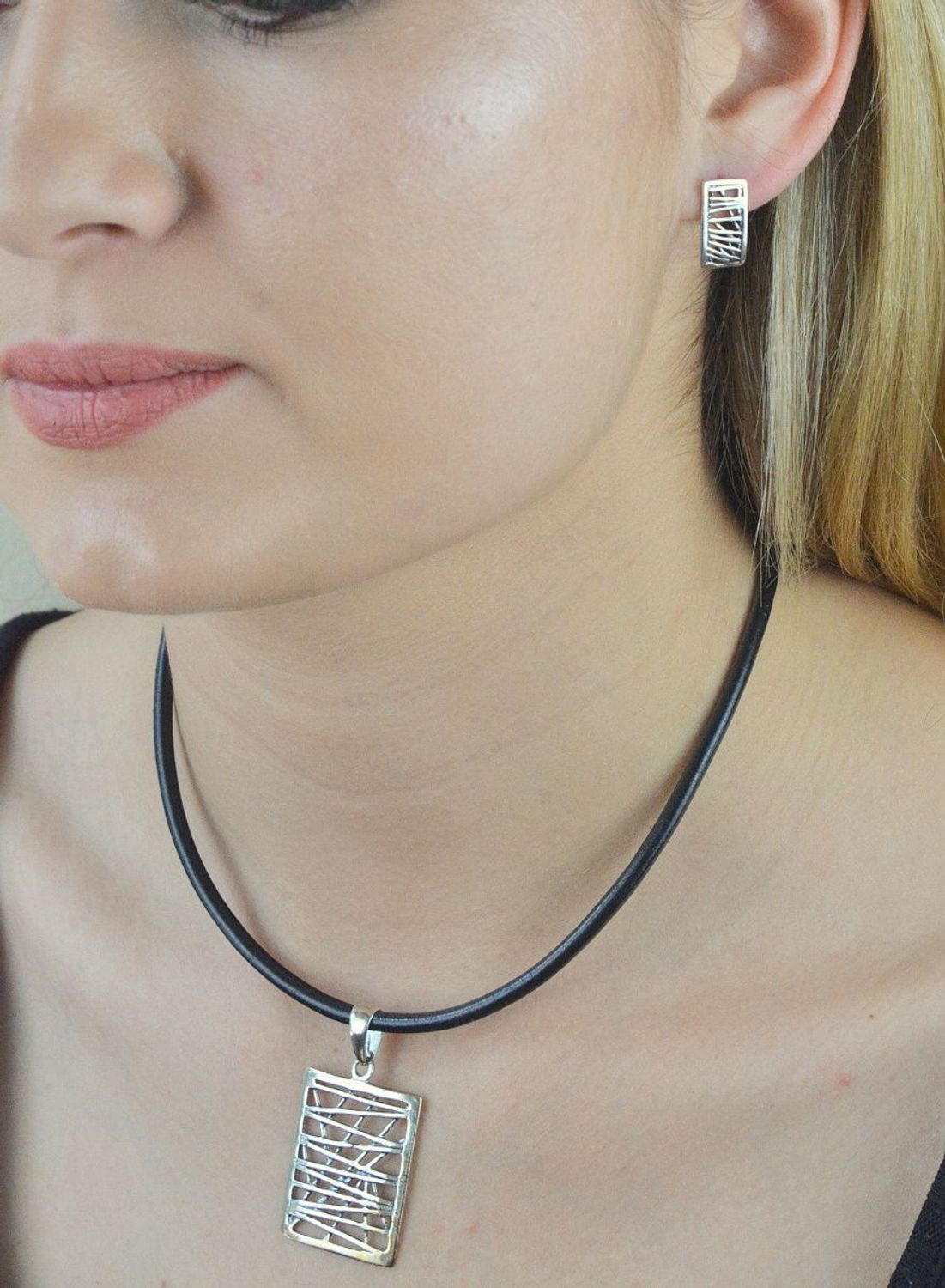 Kolczyki srebrne ażurowy wzór wkrętki DIA-KLC-6387-925. Kolczyki srebrne wkrętki. Kolczyki srebrne ażurowe. Kolczyki srebrne podłużne. Kolczyki srebrne na sztyft. Kolczyki s.jpg