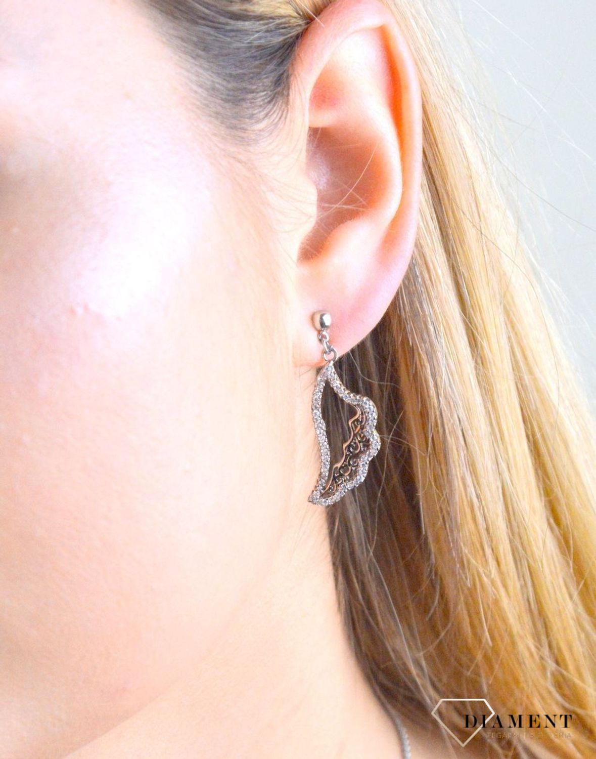 Srebrne kolczyki długie z cyrkoniami  DIA-KLC-6390-925.  Kolczyki srebrne wkrętki. Kolczyki srebrne długie wiszące. Kolczyki srebrne podłużne. Kolczyki srebrne na sztyft. Kolczyki srebrn.jpg