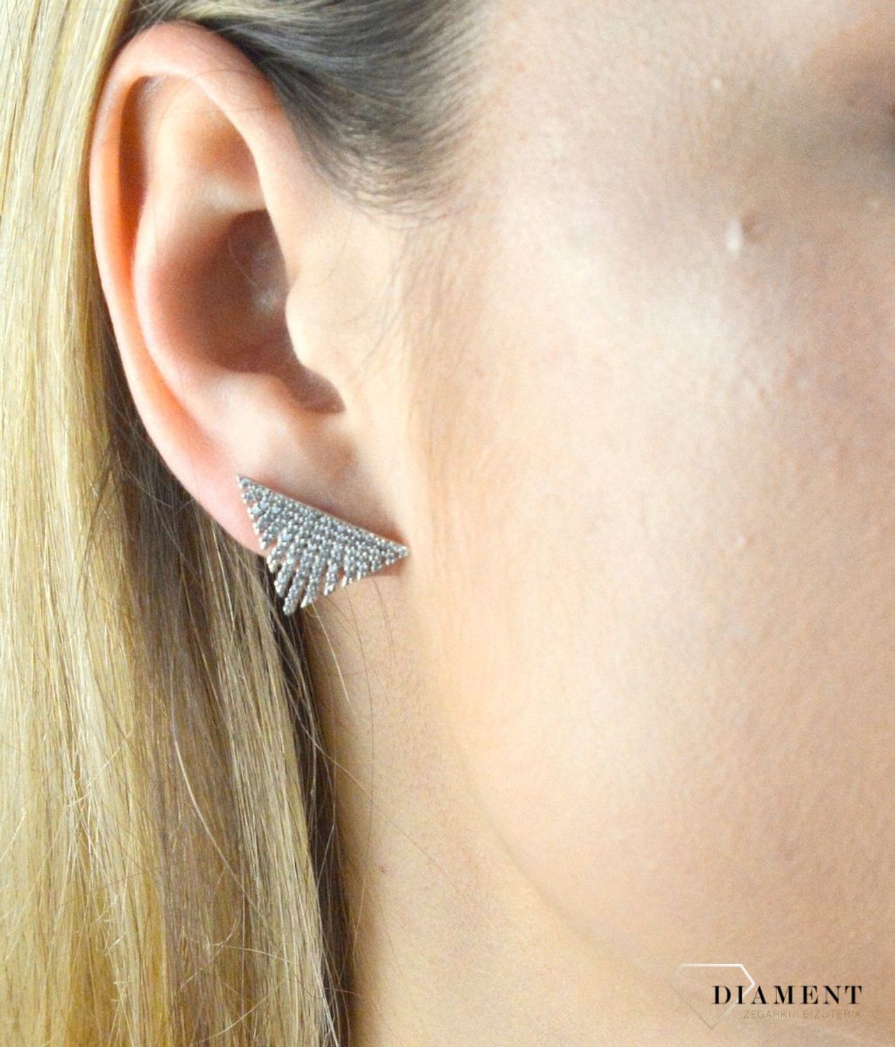 Srebrne kolczyki  wysadzone cyrkoniami trójkąty DIA-KLC-6396-925. Kolczyki srebrne wkrętki. Kolczyki srebrne z cyrkoniami. Kolczyki srebrne trójkąty. Kolczyki srebrne na sztyft. Kolczyki srebrne.jpg