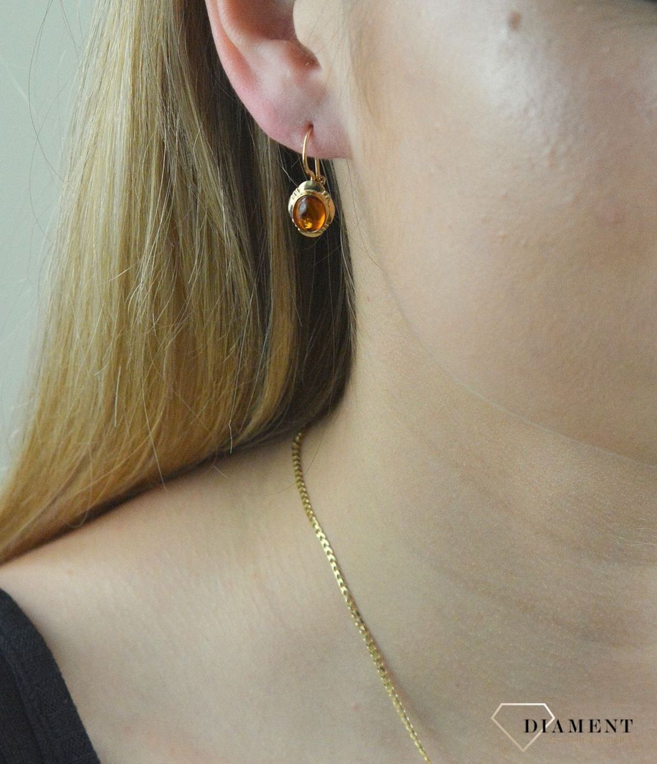 Złote kolczyki 585 z Bursztynem DIA-KLC-6493-585. Kolczyki złote z bursztynem. Kolczyki złote damskie. Kolczyki złote z bursztynem. Kolczyki złote z zapię.jpg