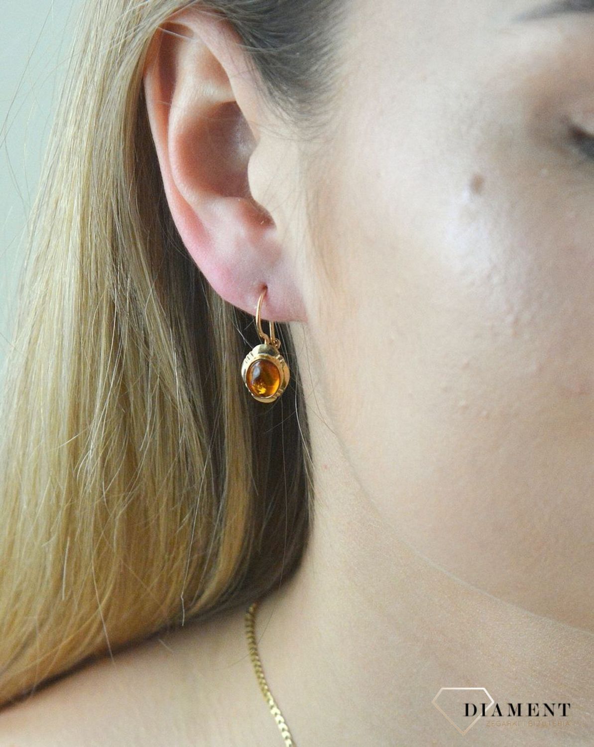 Złote kolczyki 585 z Bursztynem DIA-KLC-6493-585. Kolczyki złote z bursztynem. Kolczyki złote damskie. Kolczyki złote z bursztynem. Kolczyki złote z zapię.jpg