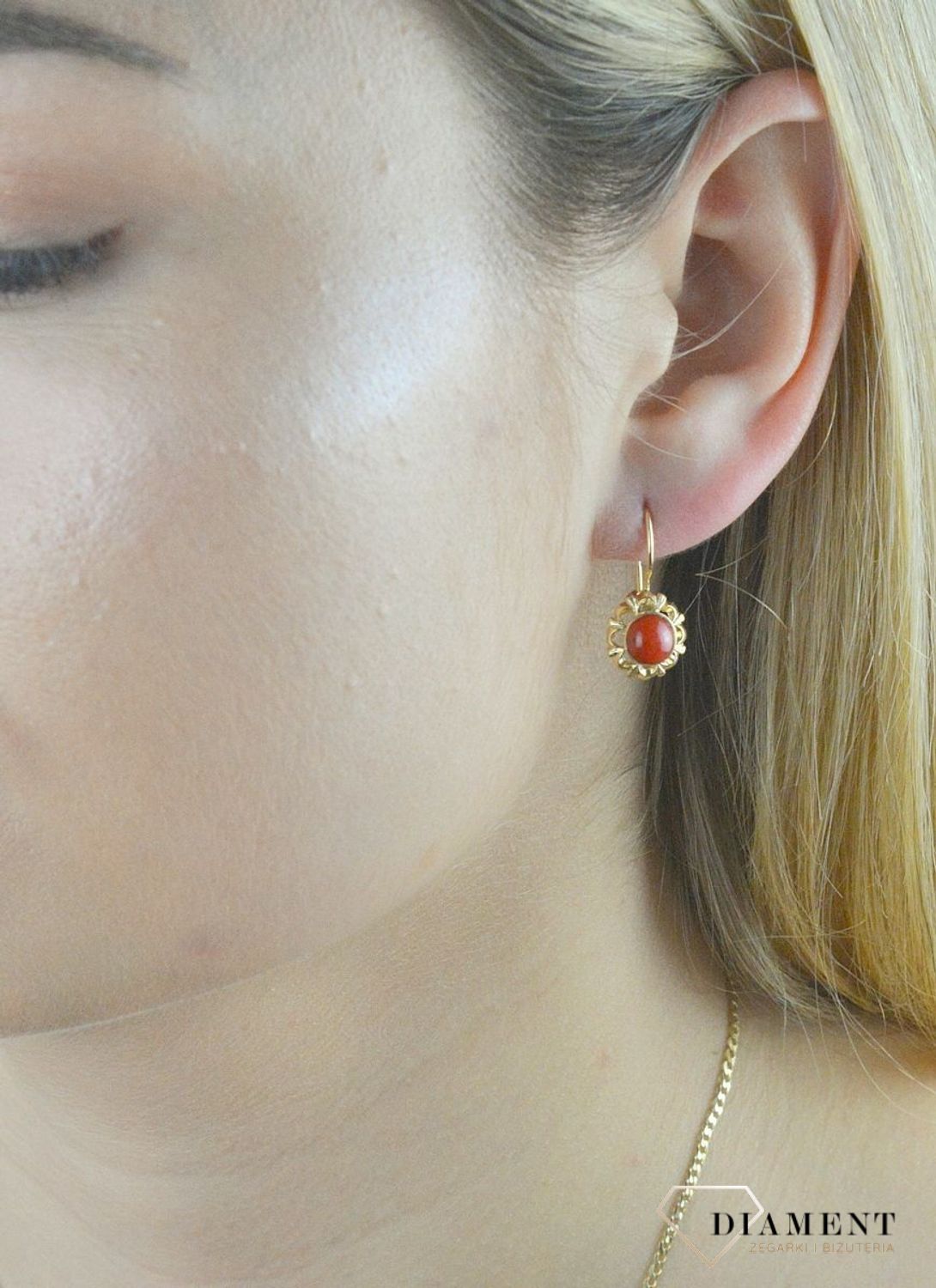Złote kolczyki 585 z Koralem Naturalnym DIA-KLC-6497-585. Kolczyki złote z koralem. Kolczyki złote damskie. Kolczyki złote z koralem naturalnym. Kolczyki złote z zapi.jpg