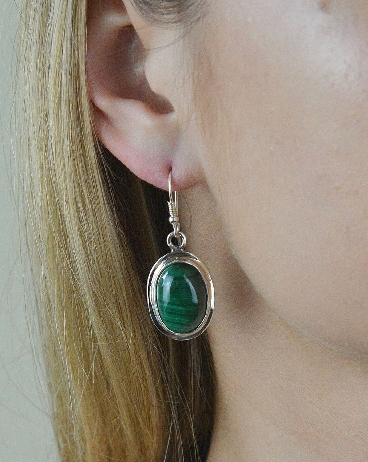 Kolczyki srebrne wiszące z malachitem DIA-KLC-6551-925. Wiszące kolczyki wykonane ze srebra próby 925 ozdobione kamieniem naturalnym. Kamień w zielonym odcieniu. Na prezent.jpg